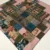 Gros plan sur l'ourlet roulotté à la main du foulard collection classique ft17