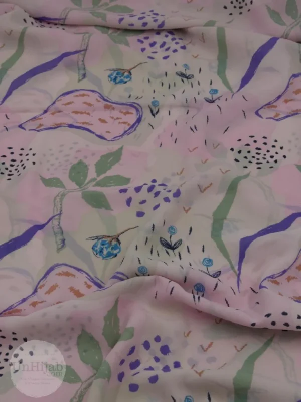 Stijlinspiratie met de maxi vierkante mousseline hijab gedragen bij een chique outfit