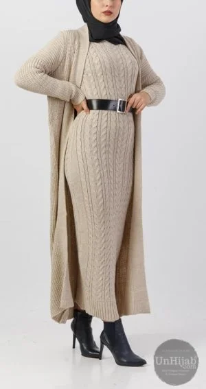 Gebreide set met lange jurk en vest in beige