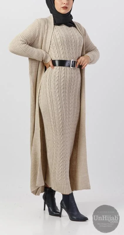 ensTrc.beige-1.jpg Ensemble Tricot Robe longue et Gilet Beige – Image 1