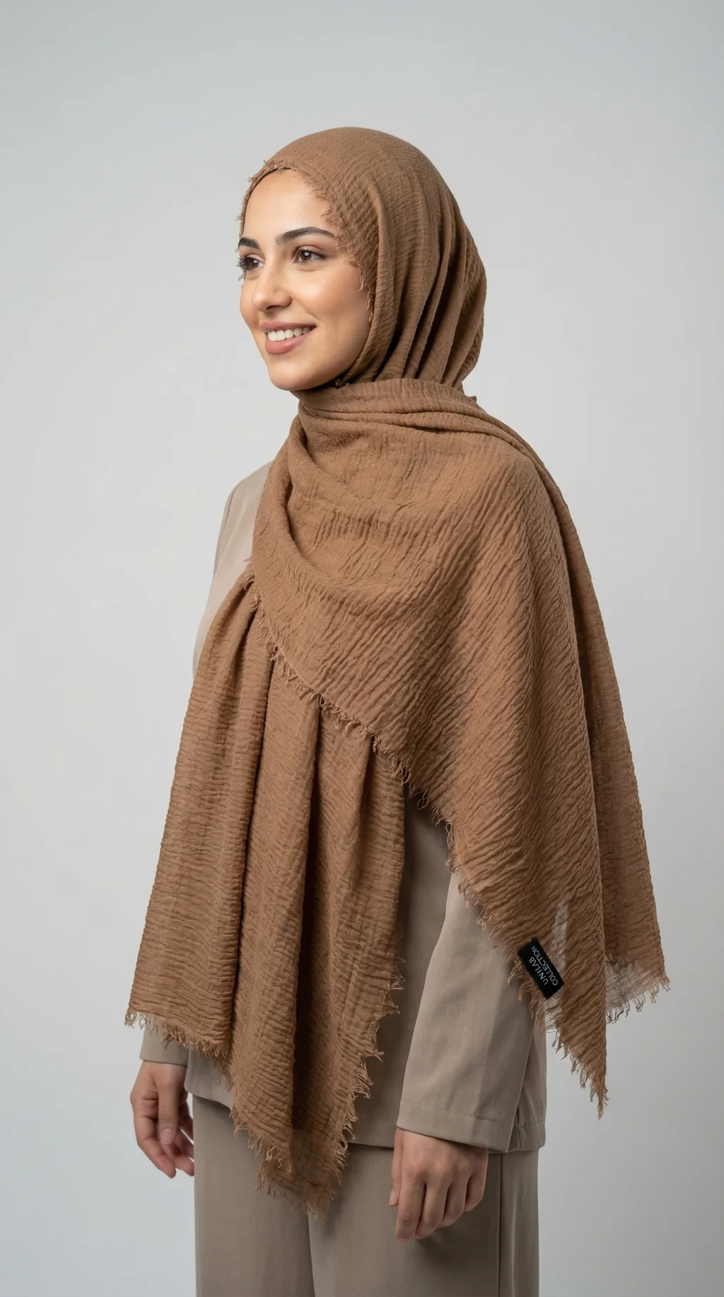 Hijab Froissé Camel Basic Collection - Studio Photo - Model Style: Hijabi