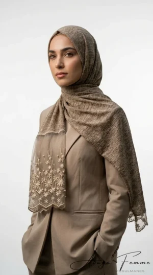 Hijab Voile rectangulaire Collection Dentelle Burlywood - Studio Photo - Model Style: Hijabi
