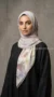 Hijab cuadrado estampado de muselina de seda FP06, colección Luna - Imagen 3