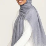 Hijab Froissé Gris - Studio Photo - Model Style: Hijabi