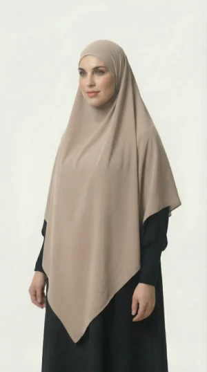 Khimar Soie de medine Taupe - Studio Photo - Model Style: Hijabi