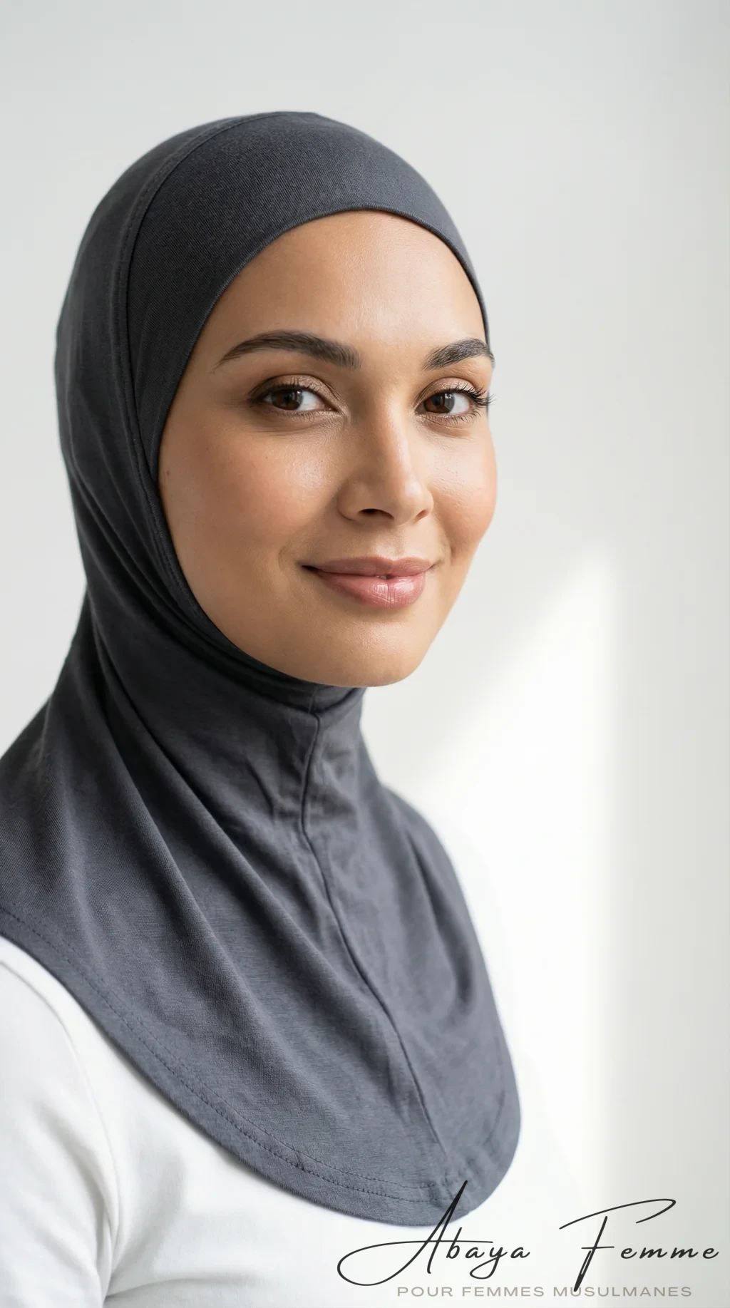 Bonnet Cache Cou Gris Foncé - Studio Photo - Model Style: Hijabi