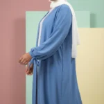 kimono abaya en soie de Médine Bleu Denim - Minimal Photo - Model Style: Hijabi