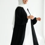 kimono abaya en soie de Médine Noir - Studio Photo - Model Style: Hijabi