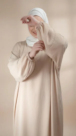 Abaya Beige Simple Longue et Ample avec Manches Élastiques - Minimal Photo - Model Style: Hijabi