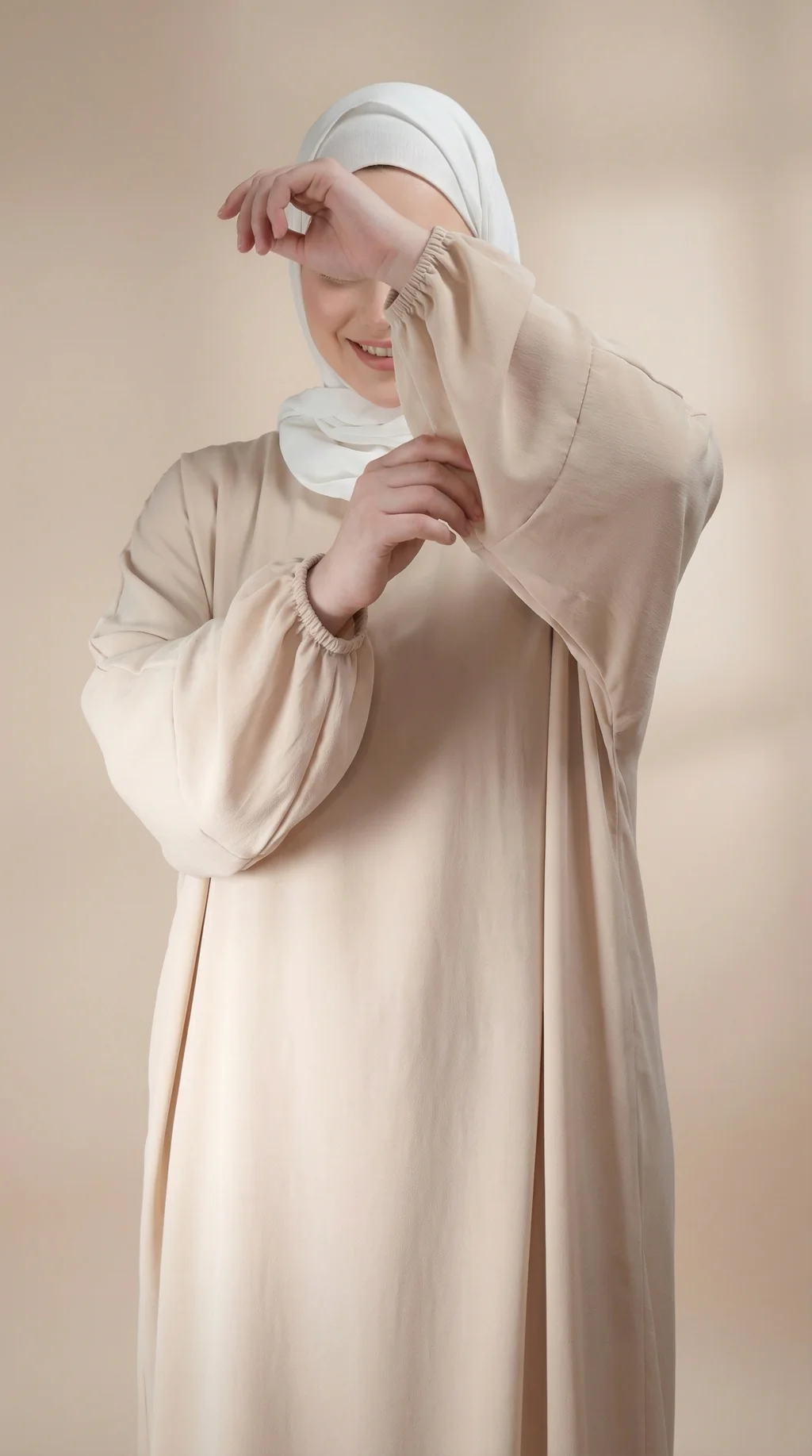 Abaya Beige Simple Longue et Ample avec Manches Élastiques - Minimal Style Abaya Beige Simple Longue et Ample avec Manches Élastiques - Minimal Photo - Model Style: Hijabi