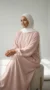 Abaya Blush Simple Longue et Ample avec Manches Élastiques - Studio Photo - Model Style: Hijabi