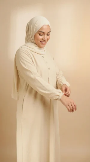 Abaya Longue boutonnée en soie de médine Beige - Minimal Photo - Model Style: Hijabi