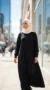 Lange geknoopte Abaya van Soie de Médine Zwart - Street Photo - Model Style: Hijabi