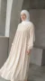 Ausgestellte Abaya aus Medina-Seide in Beige – Minimal-Foto – Model-Stil: Hijabi