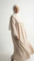 Ausgestellte Abaya aus Medina-Seide in Beige – Studio-Foto – Model-Stil: Hijabi