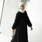 Abaya Soie de Médine évasée Noire - Minimal Photo - Model Style: Hijabi