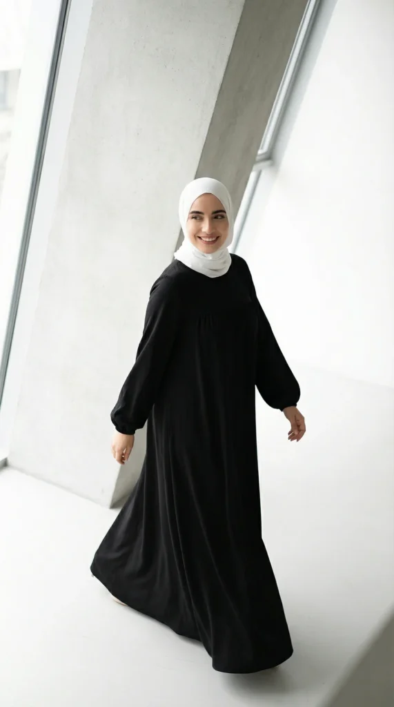 Abaya Soie de Médine évasée Noire - Minimal Photo - Model Style: Hijabi