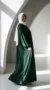Ausgestellte Abaya aus Medina-Seide in Tannengrün – Minimal-Foto – Model-Stil: Hijabi