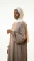 Abaya Taupe Simple Longue et Ample avec Manches Élastiques - Studio Photo - Model Style: Hijabi
