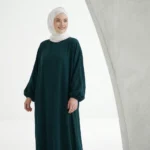 Abaya Vert Canard Simple Longue et Ample avec Manches Élastiques - Minimal Photo - Model Style: Hijabi