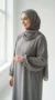 Abaya jurk met geïntegreerde hoofddoek Taupe - Studio Photo - Model Style: Hijabi
