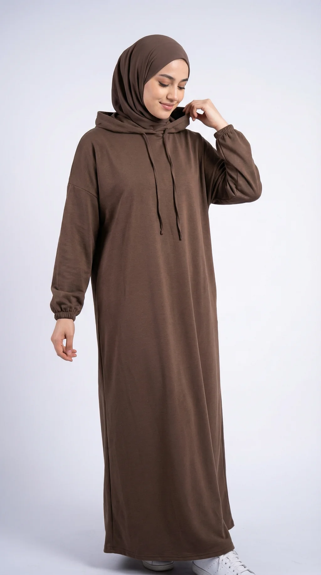 Abaya à capuche bi-stretch marron - Studio Photo - Model Style: Hijabi