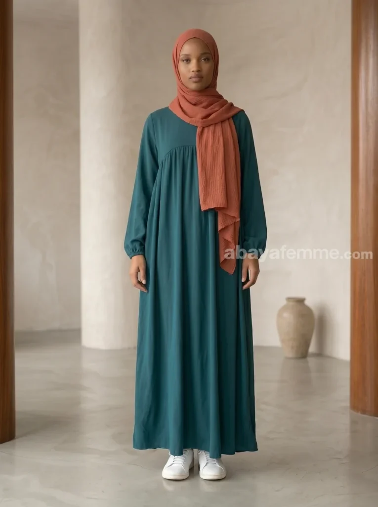 Abaya Évasée Soie de Médine Vert Canard 2 Détail de la texture et de la couleur vert canard de l'abaya en soie de Médine