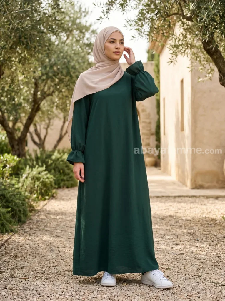Abaya Manches Volantes Vert Sapin 2 Détail du tissu et des finitions de l'abaya manches volantes vert sapin