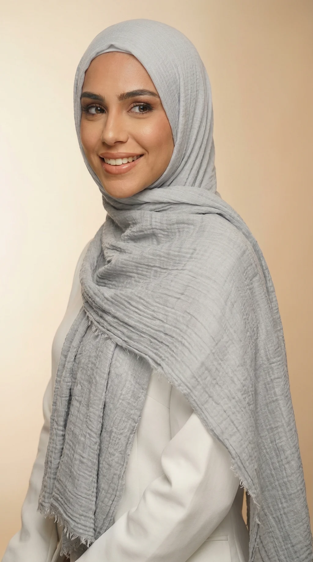 Hijab froissé argent porté avec un drapé fluide et léger