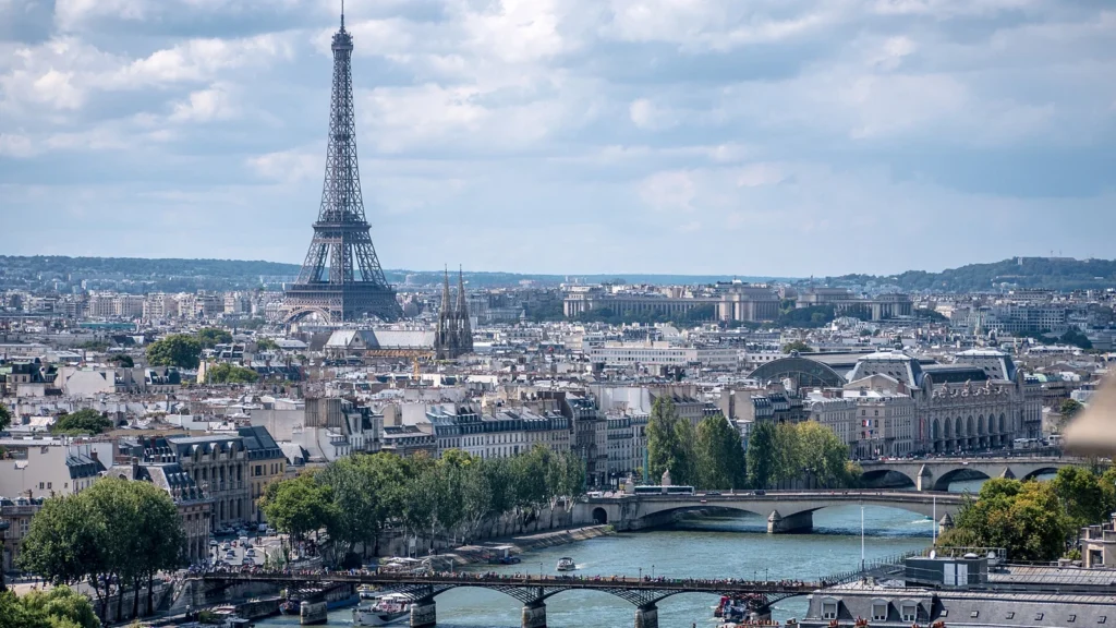 Vue de Paris illustrant le guide des adresses halal pour manger et faire ses courses
