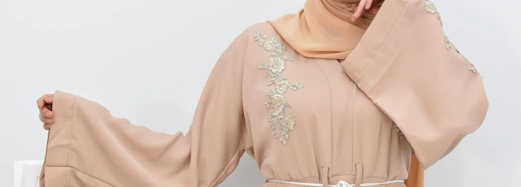 Abaya ouverte ou fermée : laquelle choisir au quotidien ?